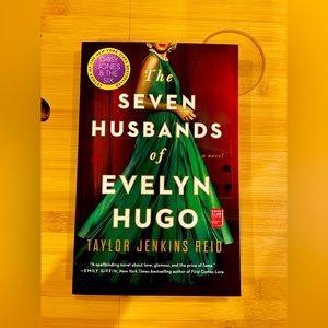 Book: The seven husbands of Evelyn Hugo by Taylor Jenkins Reid